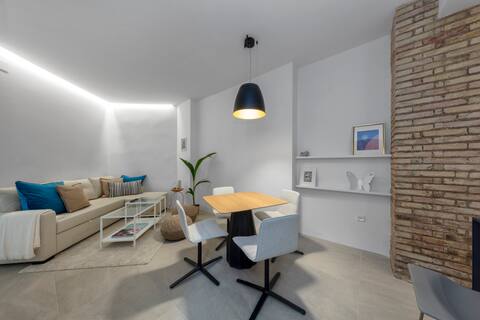 Propiedad de Airbnb exitosa: Charming flat with terrace. License VT48617V en Patraix