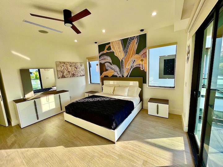 Suite ya bwana na kitanda cha mfalme, bafu ya ensuite, na balcony ya kibinafsi