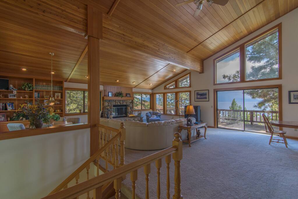 Large Living Room w/Plenty of Windows & Natural Light