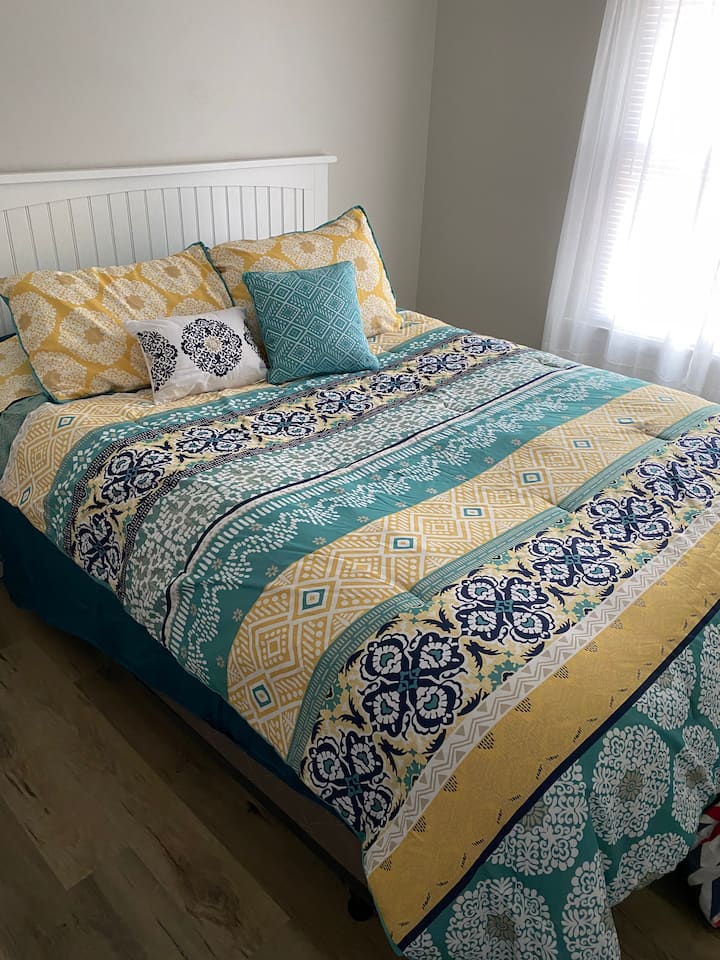 זה חדר השינה השני שנמצא ממש מול חדר הרחצה. בחדר הזה יש מיטת קווין - סייז וארון גדול.