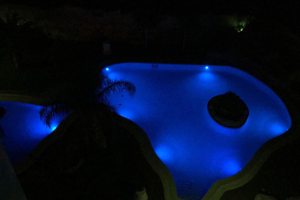 Piscina iluminada por la noche