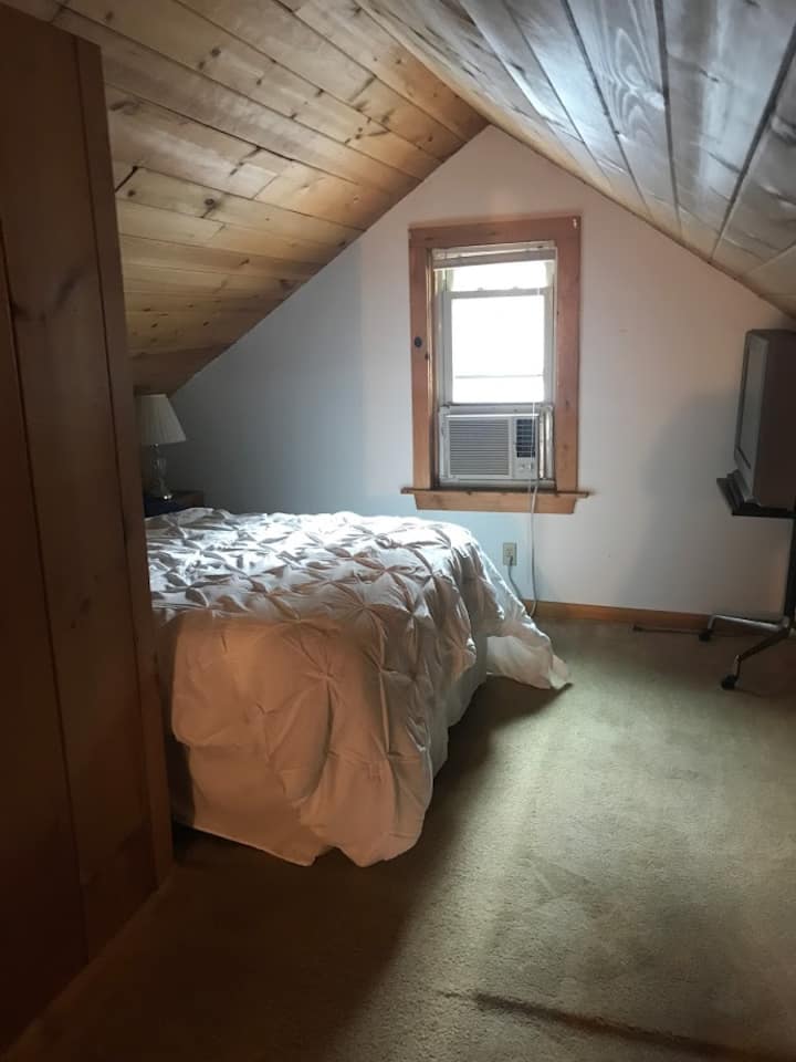 Cama doble en el loft de arriba
