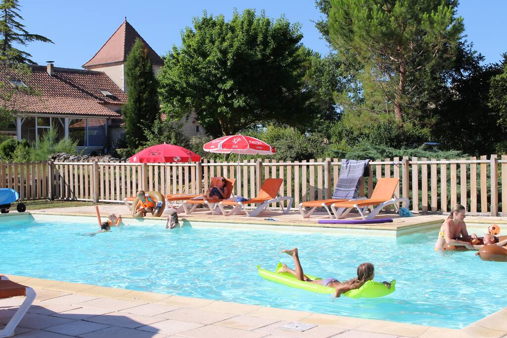 Piscine sécurisée.