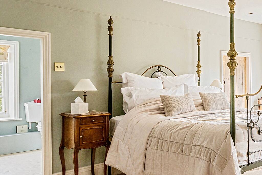 Luxury King size room with roll top bath ensuite...