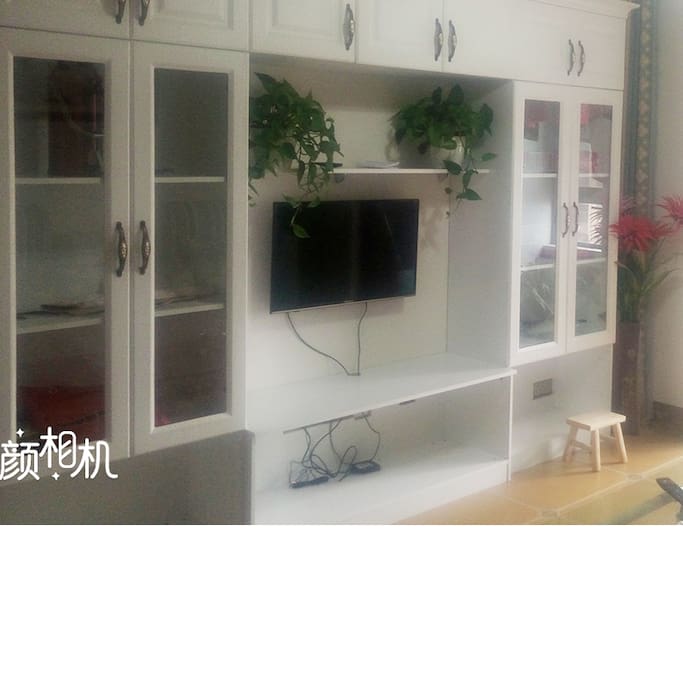 电视机有点小,可以看电视。