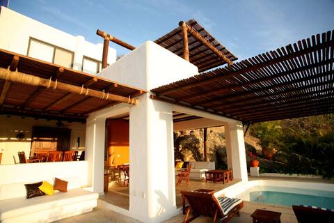 Luxury Front Beach Villa in Camino Real