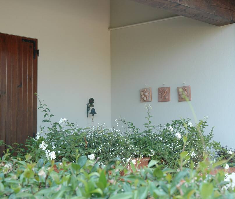 Particolare del porticato: le formelle