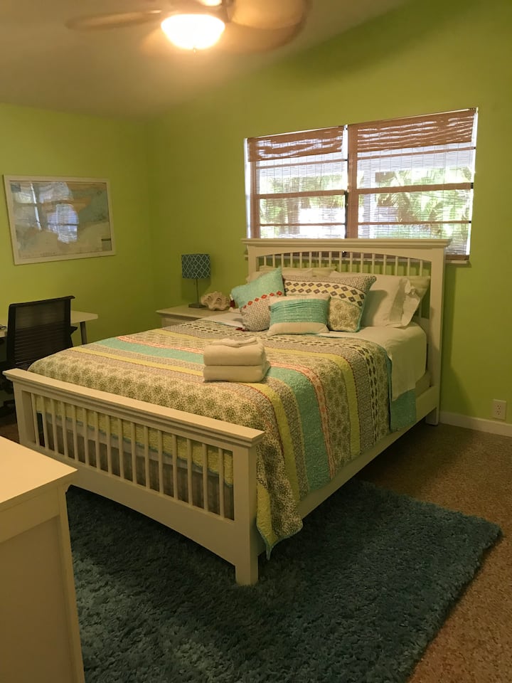 Друга спална соба со супер удобен брачен кревет (широк 180-220 см) и простор/ печатач на домашна канцеларија.