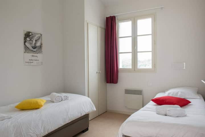 bedroom with 2 simple beds