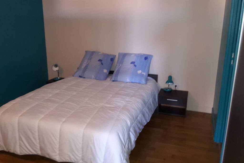 Chambre individuelle avec rangement et accès salle d'eau.