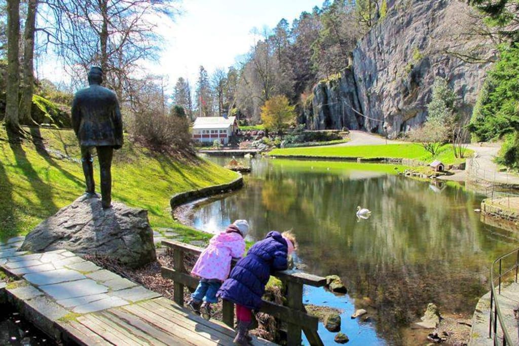 Ravnedalen, turområde med restaurant. 100 meter unna leiligheten