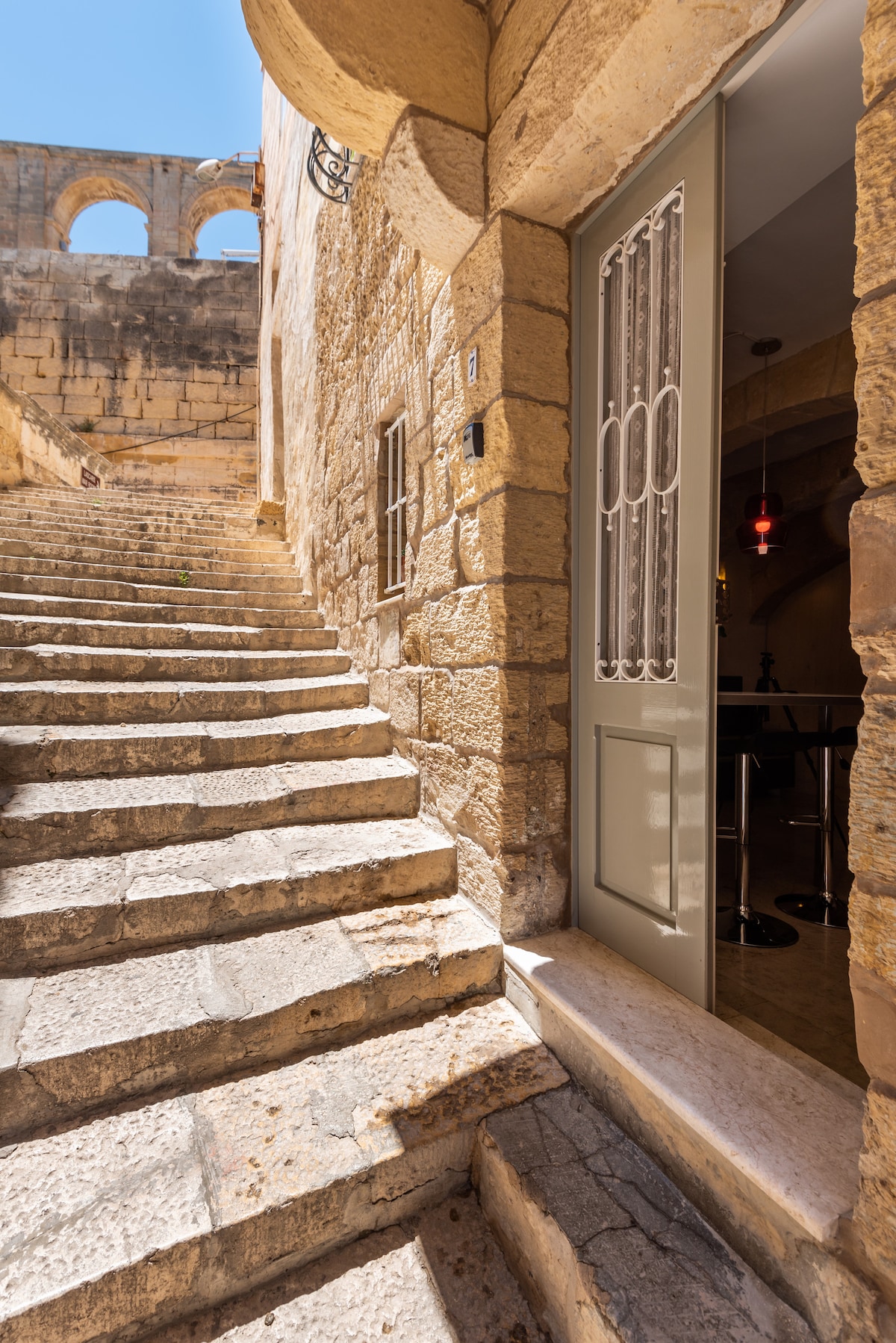 St. Anthony Steps Apt.4 ( door no 7 )