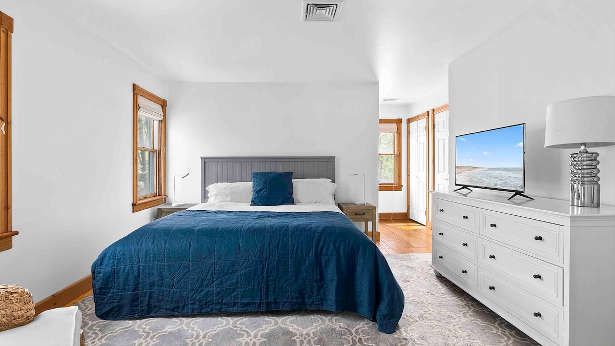 Bedroom 1 — Queen