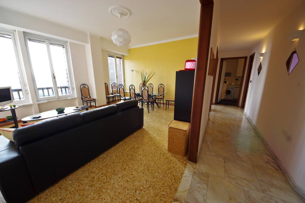 Vista del salone dall'ingresso
