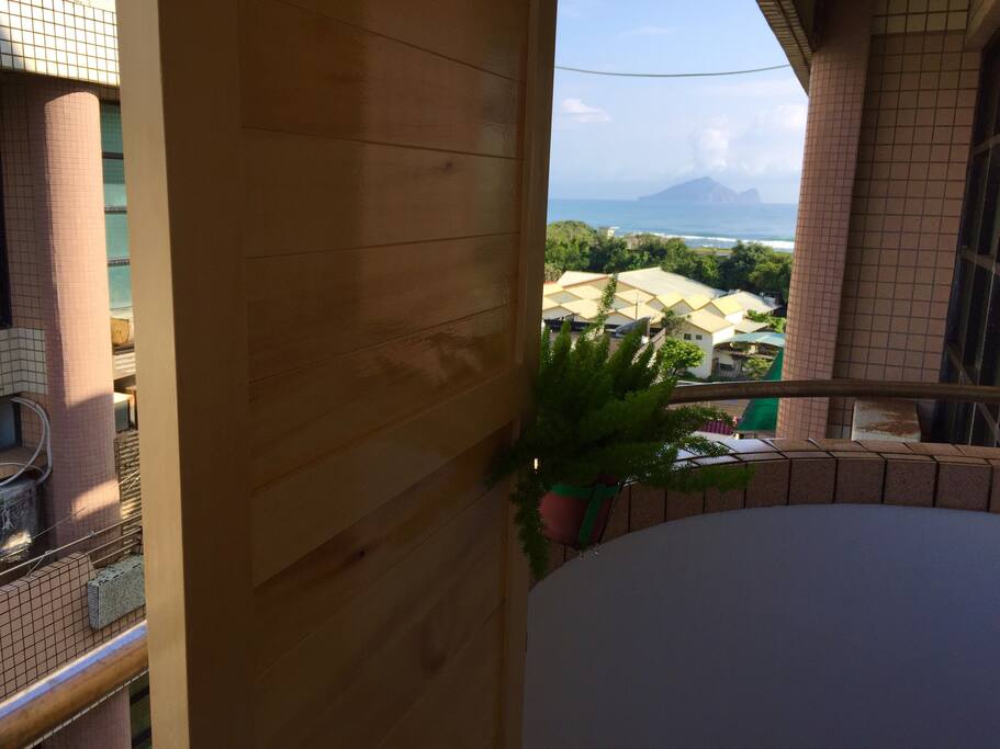 新增柚木屏風在2樓陽台,讓您賞景-龜山島海域、礁溪、宜蘭市景、山景 更有隱私與避風。The Ocean view with small island and Yilan citywide, mountains view will be found when you stay on the balcony of 2F.