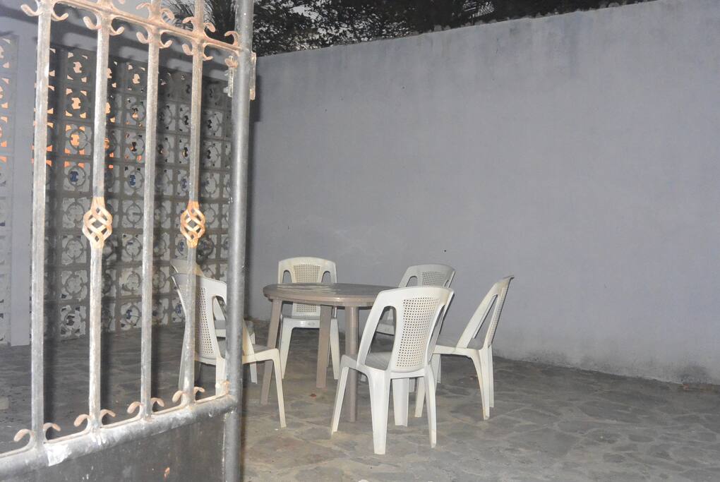 Terraza al aire libre pero dentro de muros internos a la casa, por si quieres seguir disfrutando pero a puertas cerradas