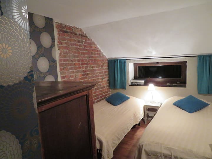 chumba chenye vitanda 2 vya 90X200