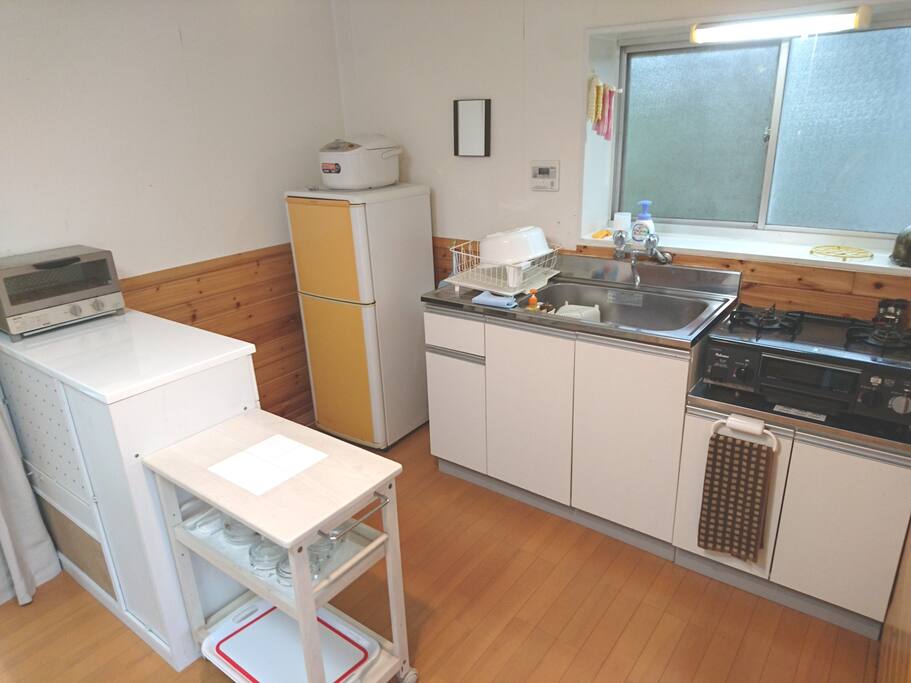 小型冷蔵庫、炊飯器、電子レンジ、オーブントースターも揃ってます