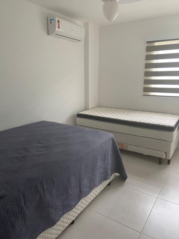 Izba s manželskou posteľou, jednolôžkom a klimatizáciou