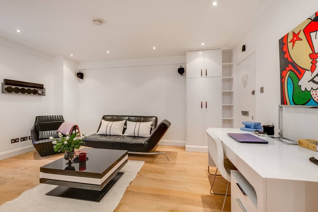 Modern space with TV, stereo and free fast wifi