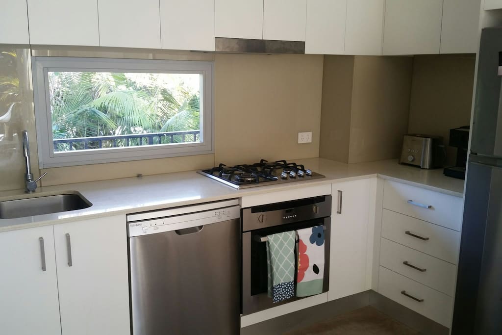 Great gourmet kitchen Full range of appliances.