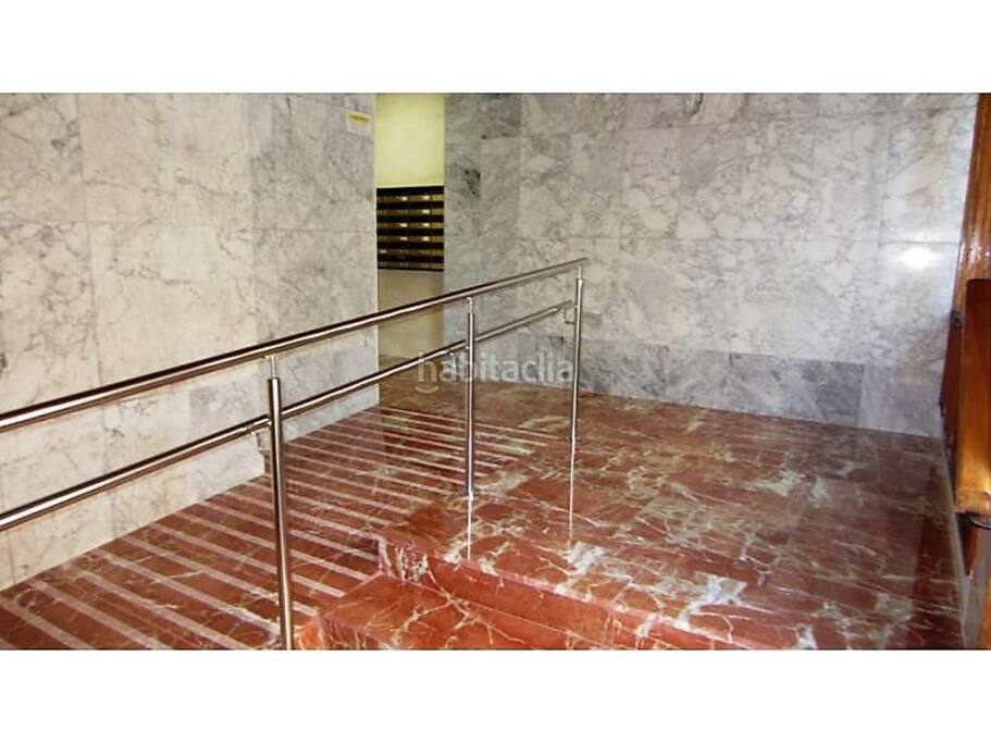 building lobby/entrada al edificio