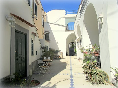 Annuncio Airbnb popolare: Fedy House Flowers - Vacation home - Meta, Sorrento a Meta