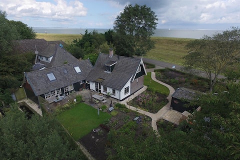 historic private cottage at IJsselmeer in Andijk