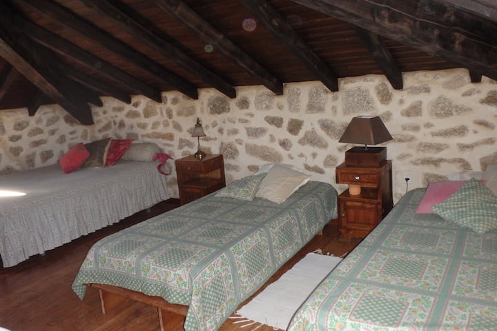 Spálňa 4 (prístupná zo spálne 3) - 1 manželská posteľ + 2 jednolôžka