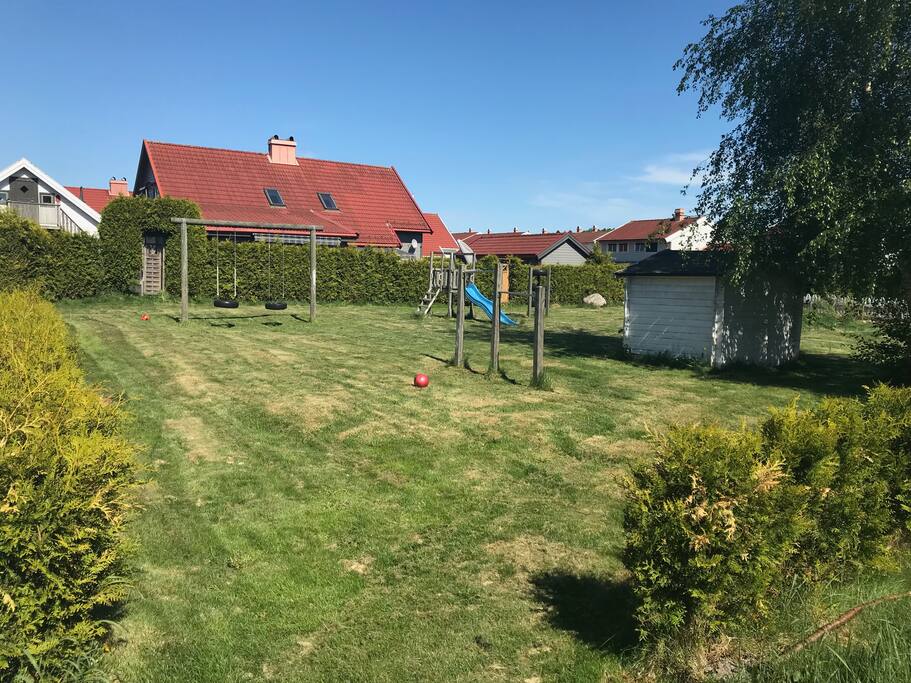 Lekeplass som nærmeste nabo/playground next to the house