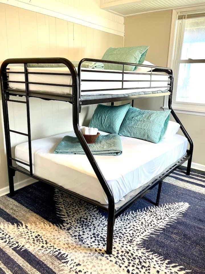 Spálňa 4 - poschodová posteľ (dvojposteľ v hornej časti, plná na spodnej strane) Nachádza sa na prízemí. 