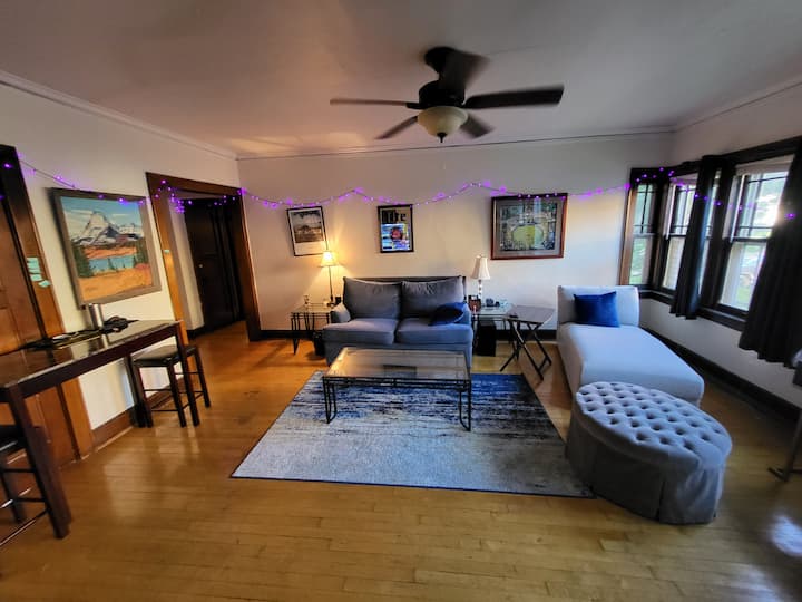 Spacious 1BR near lake, UWM, Whole Foods (AC) Flats for Rent in