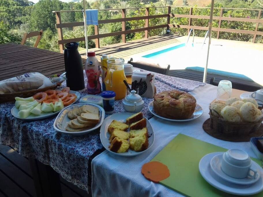 Café da manhã mineiro. Basta comprar os ingredientes que nossa ajudante prepara para vocês :)