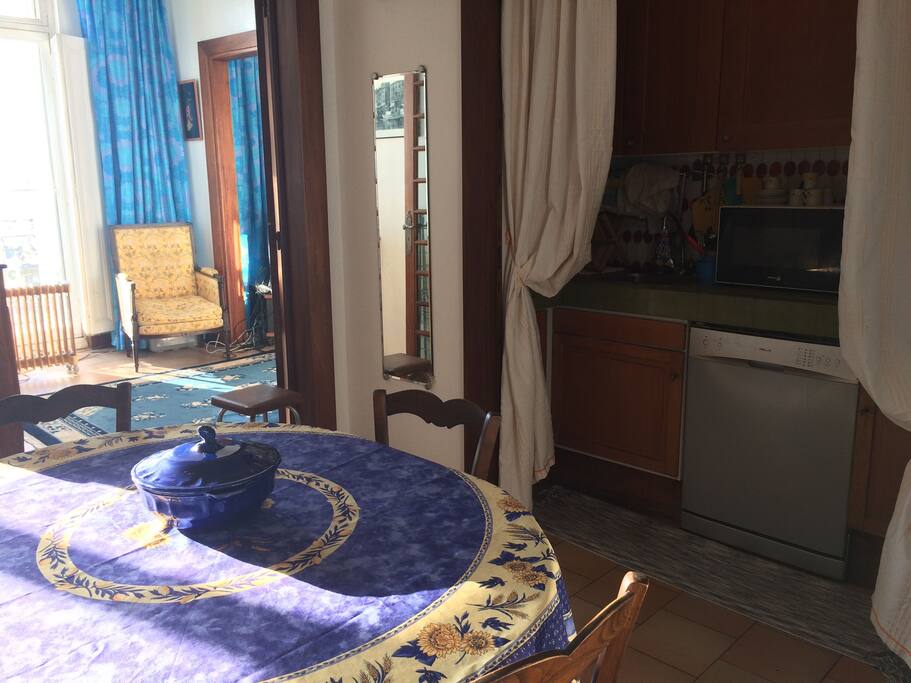 Salle à manger avec coin cuisine