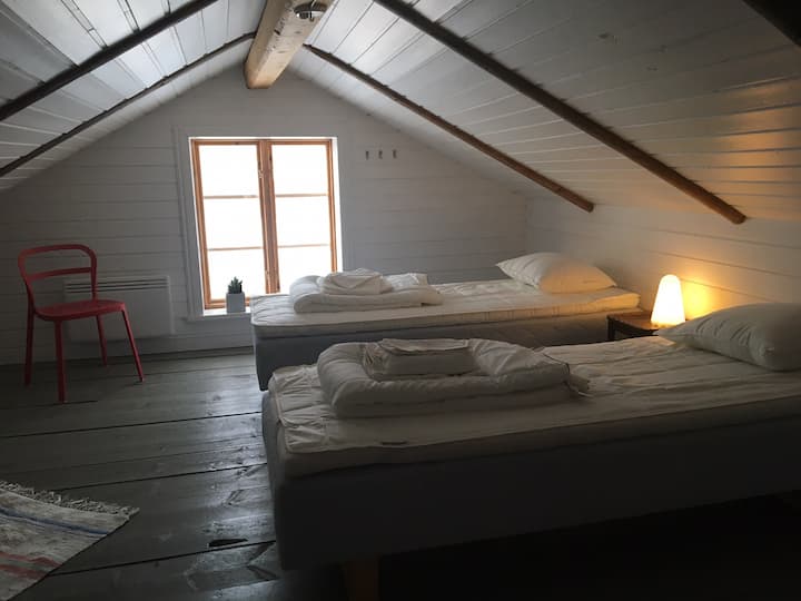 Sovrummet med två sängar 80 cm bredd. Eftersom det är en vind är det lite lågt i tak.