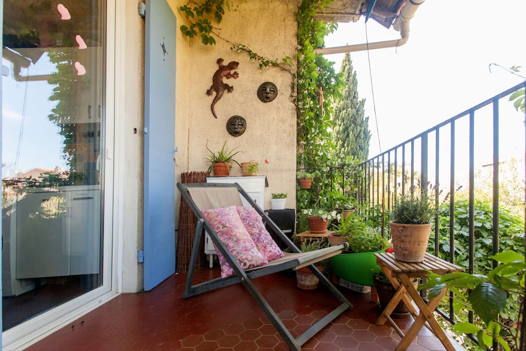 Terrasse sans aucun vis à vis et à l'abri de la pluie, parfaite pour relaxer ou prendre vos repas