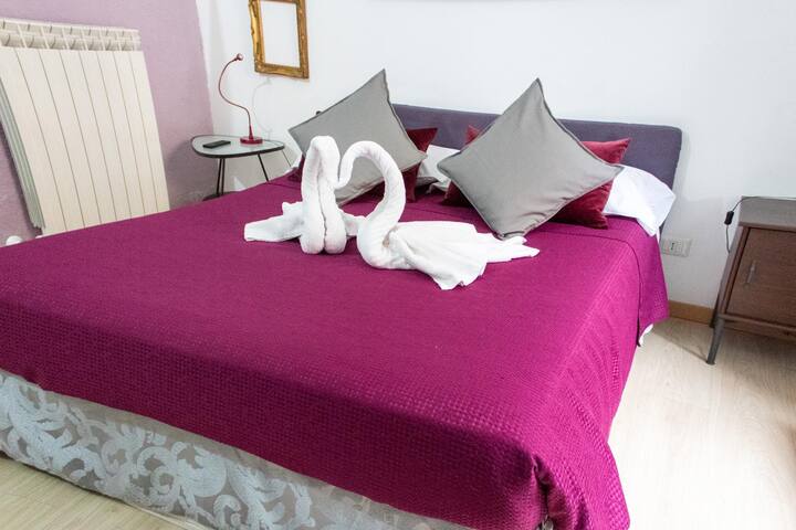 ART HOUSE TERMINI -FLATS 3 ROOMS -COLOSSEO-10 PAX gallery image 2