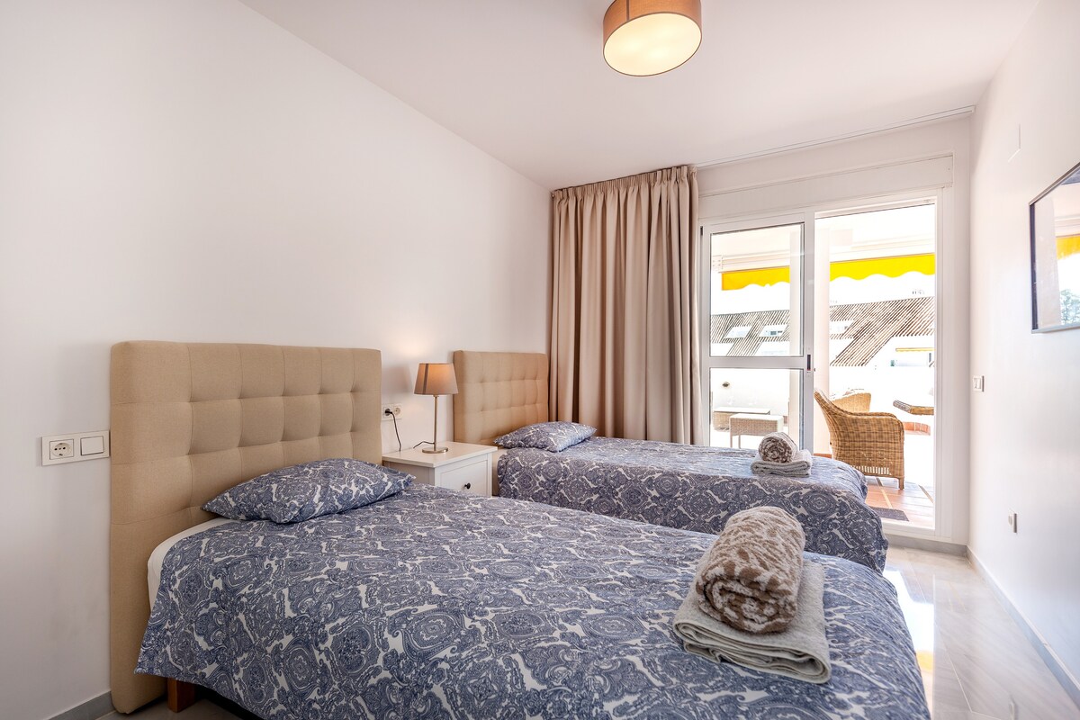 Chumba cha kulala kilicho na vitanda viwili pacha na vitanda vya kifahari vilivyo na ufikiaji wa moja kwa moja kwenye mtaro