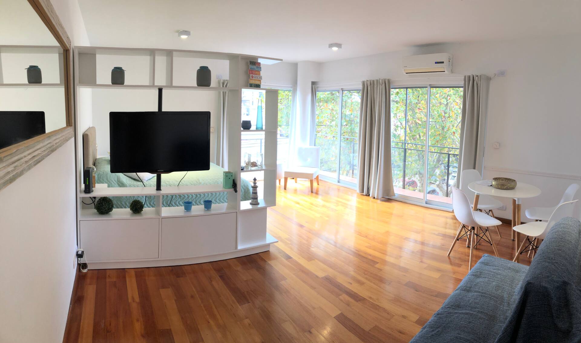 Bright unfurnished one-bedroom apartment in Martínez