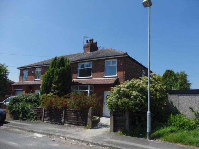 Highspec room with garden in friendly houseshare