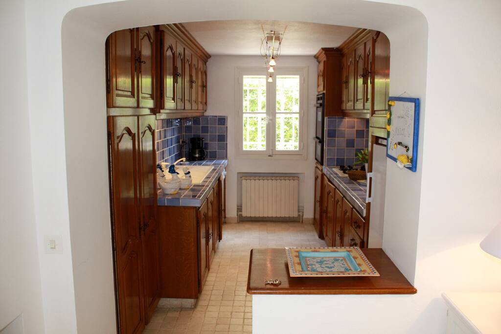 Cuisine (lave-linge, four, micro-onde, lave-vaisselle, 4 plaque de cuisson gaz) - Kitchen (Washing machine / dryer, oven, microwave, dishwasher, 4 gas hob)