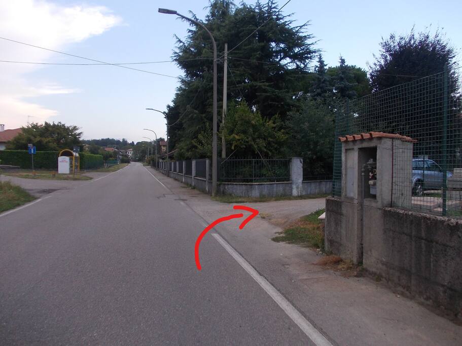 In via Europa prendere la stradina sterrata, dopo il n. 17