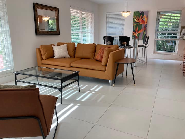 Retro Retreat Steps To Beach - Fort Lauderdale, FL