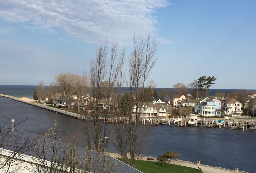 River views from front and back decks.