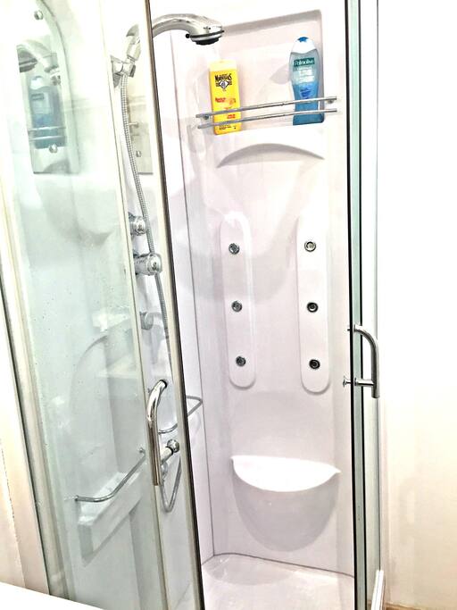 Shower w/ hydro massage