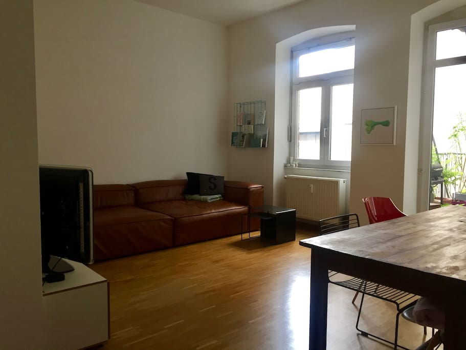 Wohn-/ Esszimmer mit großem Balkon