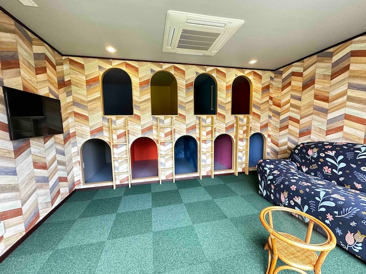 Chumba cha kulala 5 (ghorofa ya 1)
Kuna TV katika chumba cha siri cha msingi.Unaweza pia kwenda moja kwa moja kwenye eneo la sauna kutoka dirisha, ili uweze kuitumia kama nafasi baada ya sauna.