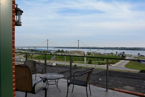 River View! Upscale 2BR/2BA Loft w/deck