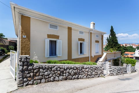 Top performing Airbnb: Sunny Studio Vrbnik in Općina Vrbnik