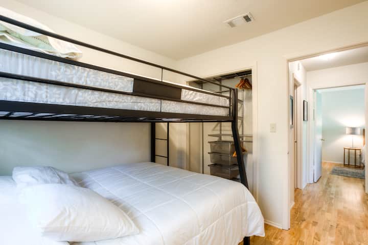 Tercer dormitorio con litera tamaño queen, cama superior de tamaño completo.